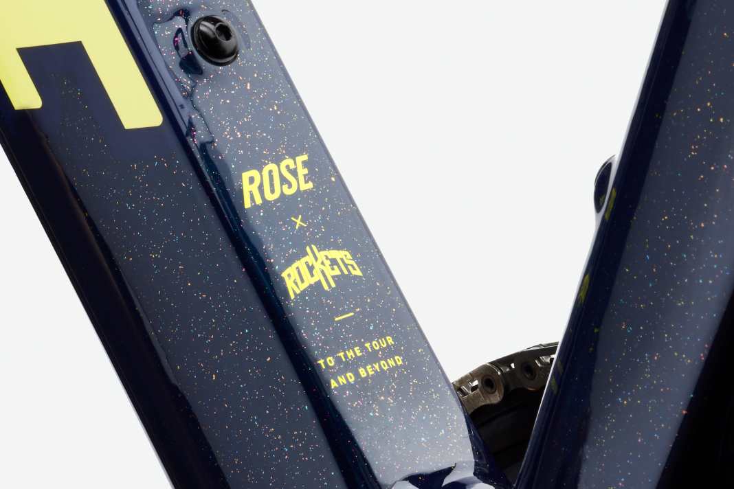 The paintwork corresponds exactly to the design of the professional bikes