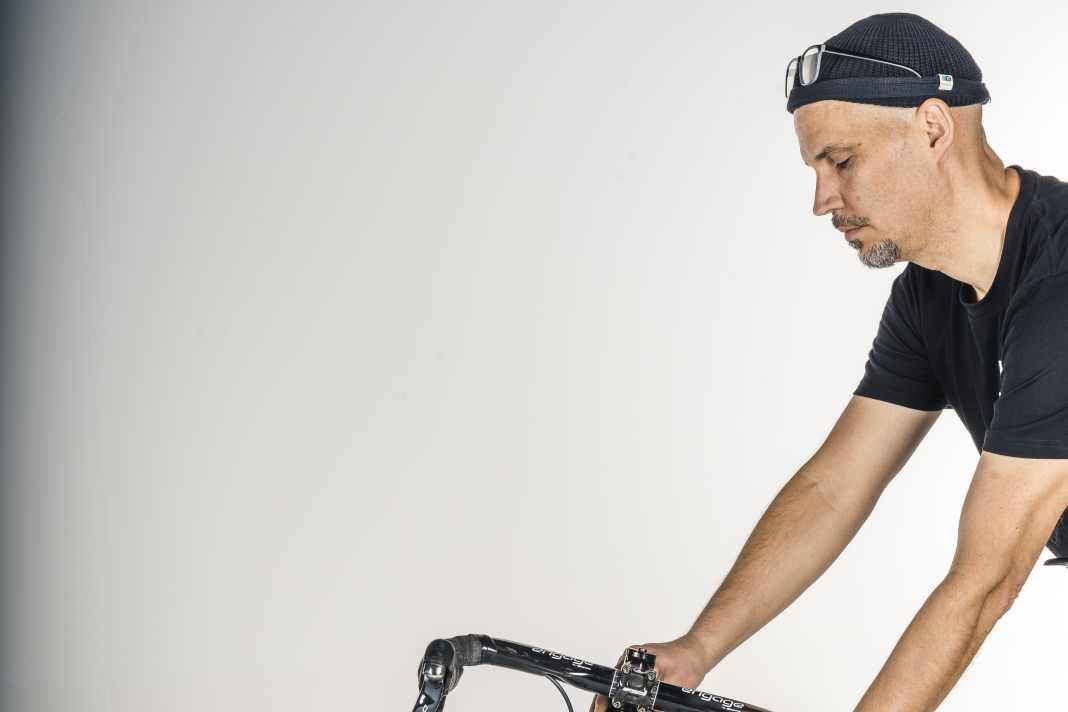 Von oben nach unten und von vorn nach hinten werden Rad und Zubehör untersucht. Macht das Lenklager, was es soll?