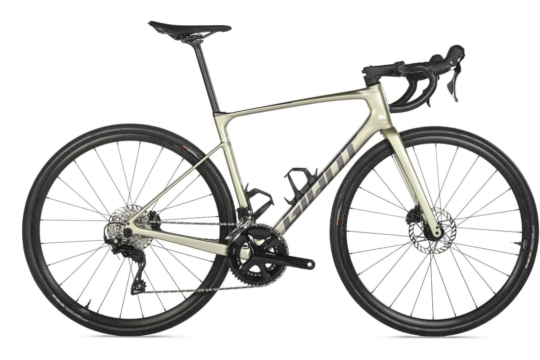 Giant Defy Advanced 2 Rennrad mit Shimano 105 im Test TOUR