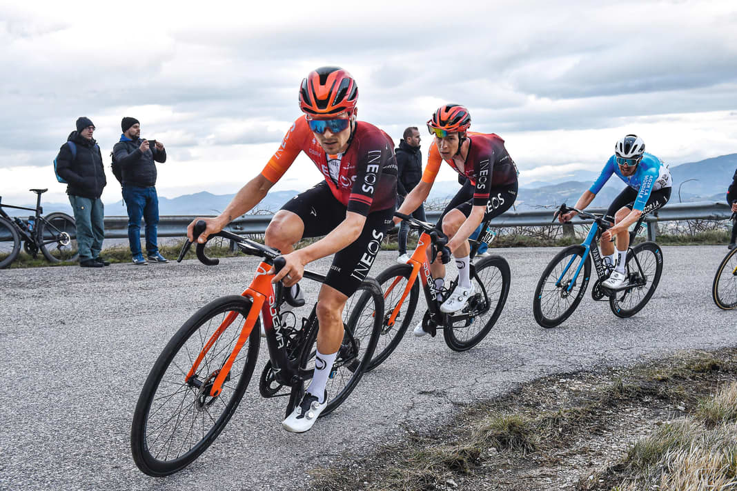 De grands succès : Pinarello compte parmi les marques les plus performantes dans le sport de course ces derniers temps. Tom Pidcock (devant) et ses coéquipiers d'Ineos conduisent le Dogma F.