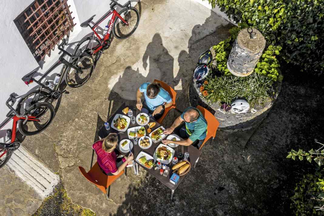 Quand on fait du vélo, on peut manger ce que l'on veut ? D'un point de vue purement calorique, oui. Mais pas lorsque l'alimentation doit soutenir la performance et la régénération. C'est ainsi que l'on mange au quotidien chez les cyclistes.