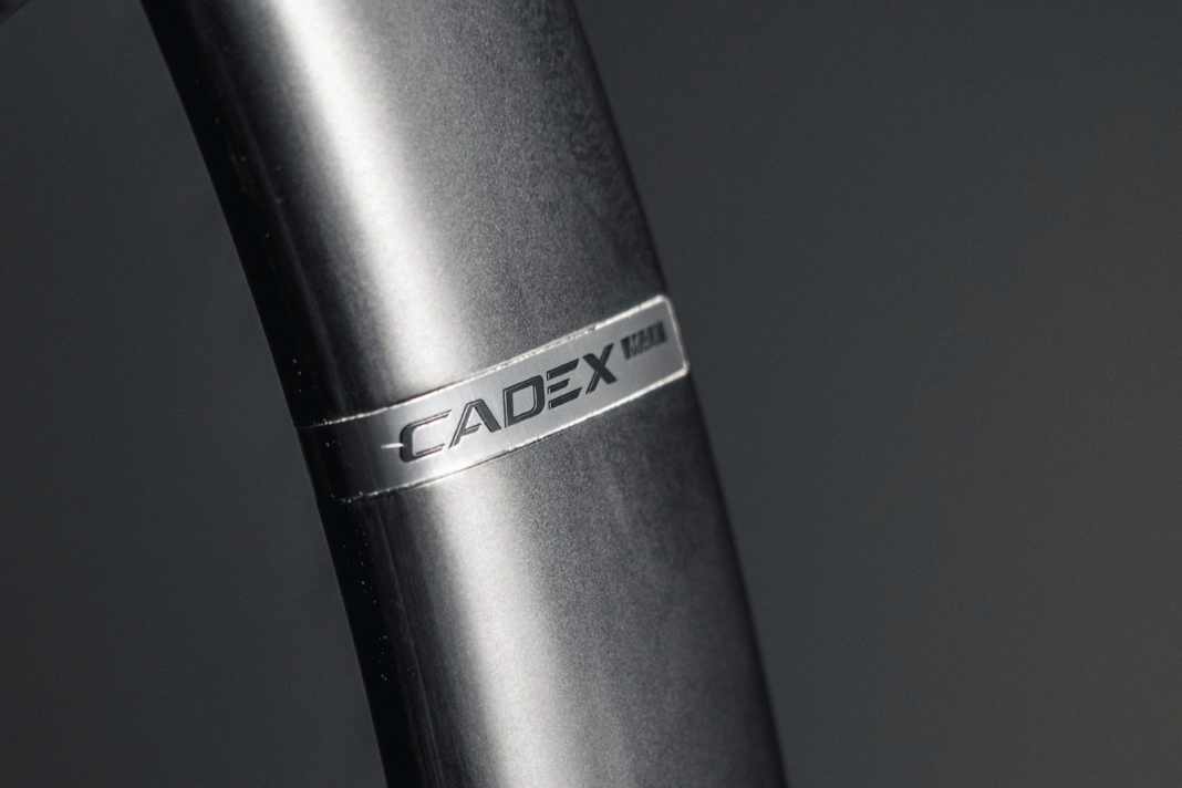 De manière régulière : Un creux est prévu pour le logo dans la jante Cadex Max 40.