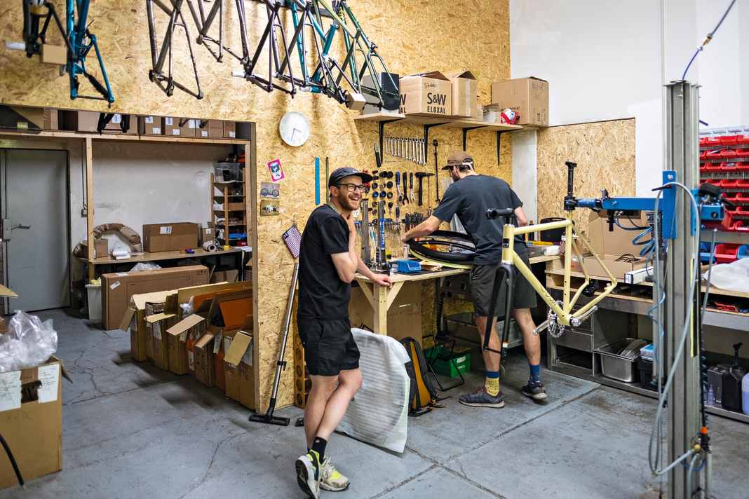 Kurze Lieferkette: Sour schweißt, pulvert und schraubt in Sachsen.