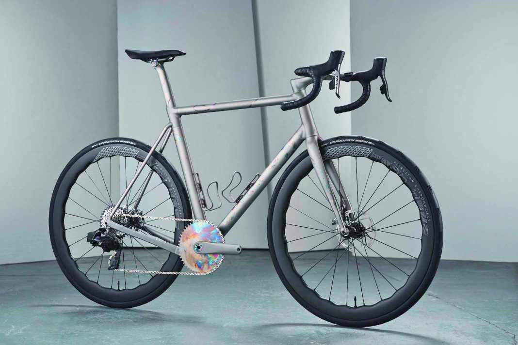 Modern: High-End, maximal individuell: Titan-Muffen und Cockpit aus Titan gedruckt, von Tom Sturd.