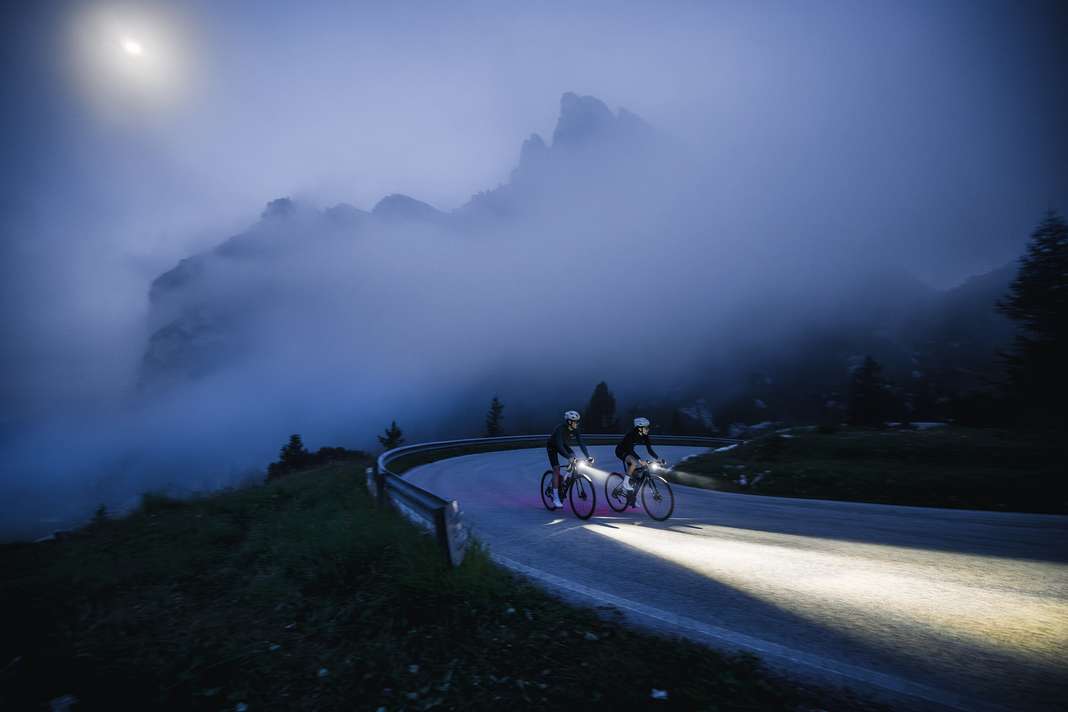 Rennradeln in der dunklen Jahreszeit hat durchaus seinen Reiz – wenn neben der passenden Ausrüstung vor allem gutes Licht den Weg weist.