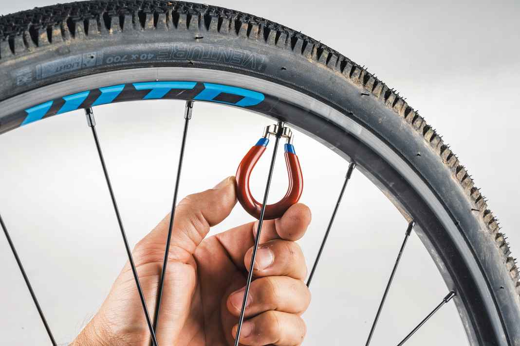 Si le bruit ne diminue pas après de nombreux kilomètres ou s'il apparaît pour la première fois sur des roues qui roulent depuis longtemps, vous devriez contrôler la tension des rayons et la corriger si nécessaire. Si c'est la première fois que vous le faites, consultez un revendeur spécialisé : Recentrer une roue ne coûte pas très cher, mais on peut faire beaucoup d'erreurs.
