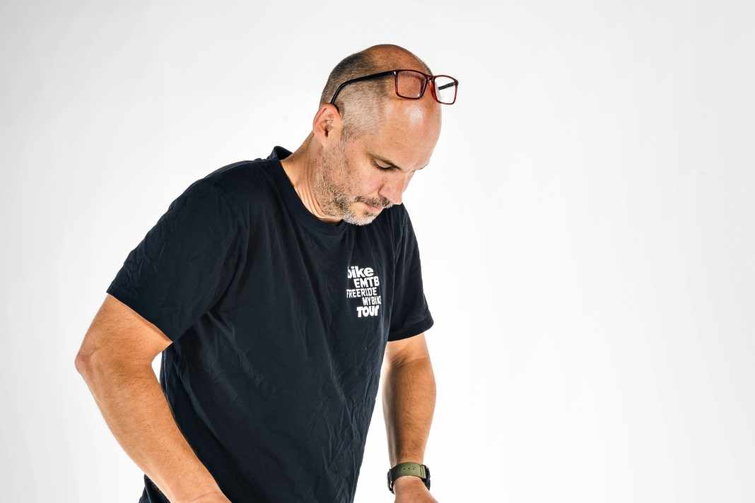 Kontrolle des Lenkers und des Vorbaus: Fassen Sie im Stand den Lenker an den Bremsgriffen, drücken und ziehen Sie abwechselnd. Lassen sich die Geräusche so nicht erzeugen, kommt auch der Sattel infrage – durch die Gewichtsverlagerung beim freihändigen Fahren.