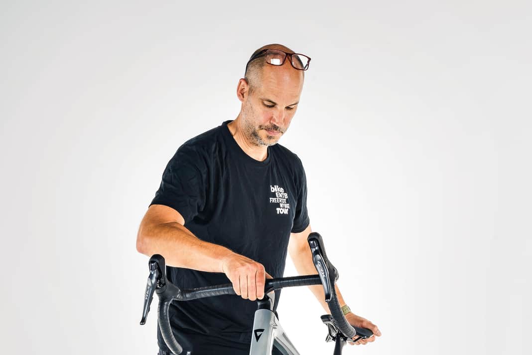 Lasse das Rad aus einigen Zentimetern Höhe auf die Reifen fallen, um ein Geräusch im bzw. am Rahmen zu lokalisieren.