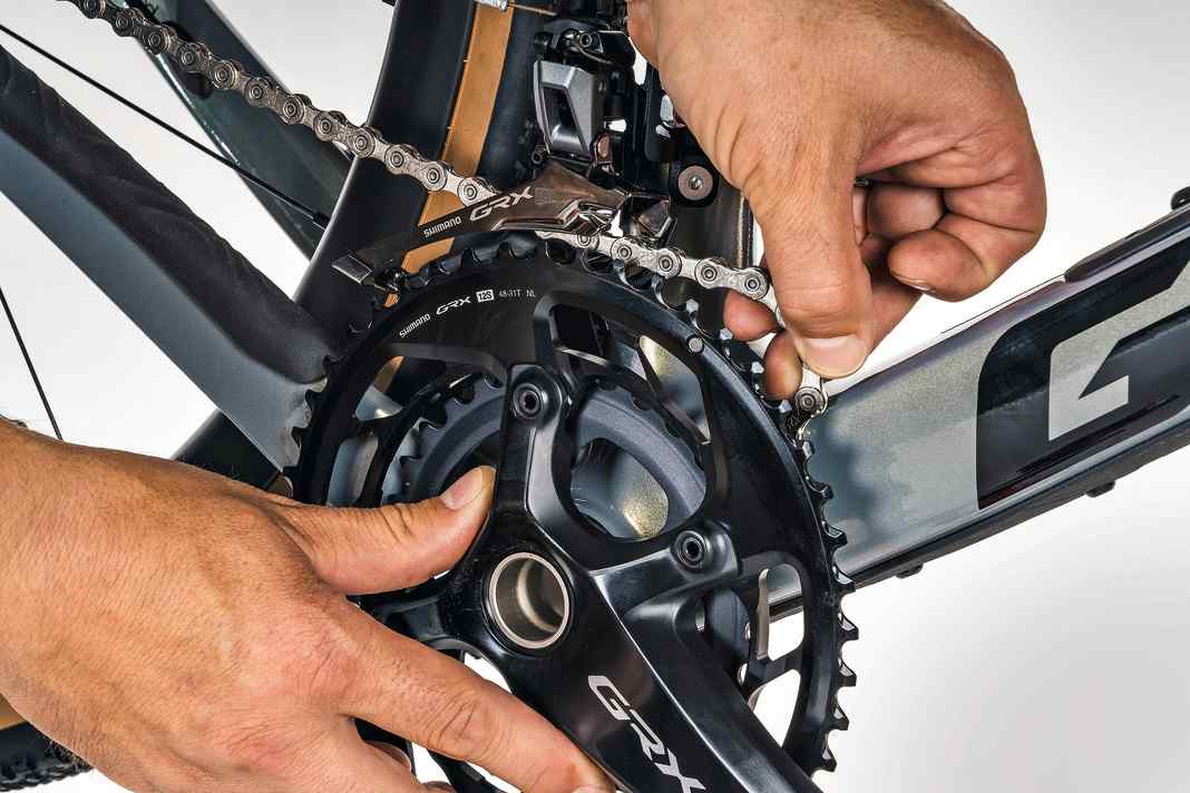 Faites tourner la manivelle sans chaîne pour détecter une éventuelle détérioration des roulements.