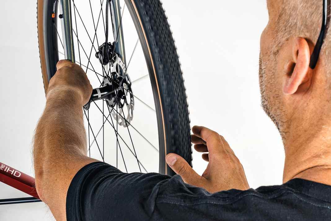 Contrôle du frein à disque : à l'arrêt, il est seulement possible de vérifier si le disque tourne proprement.