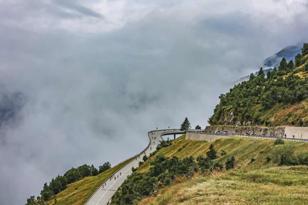 The Alpine Brevet routes lead along impressive roads through the Swiss Central Alps - like here at the Gotthard Pass