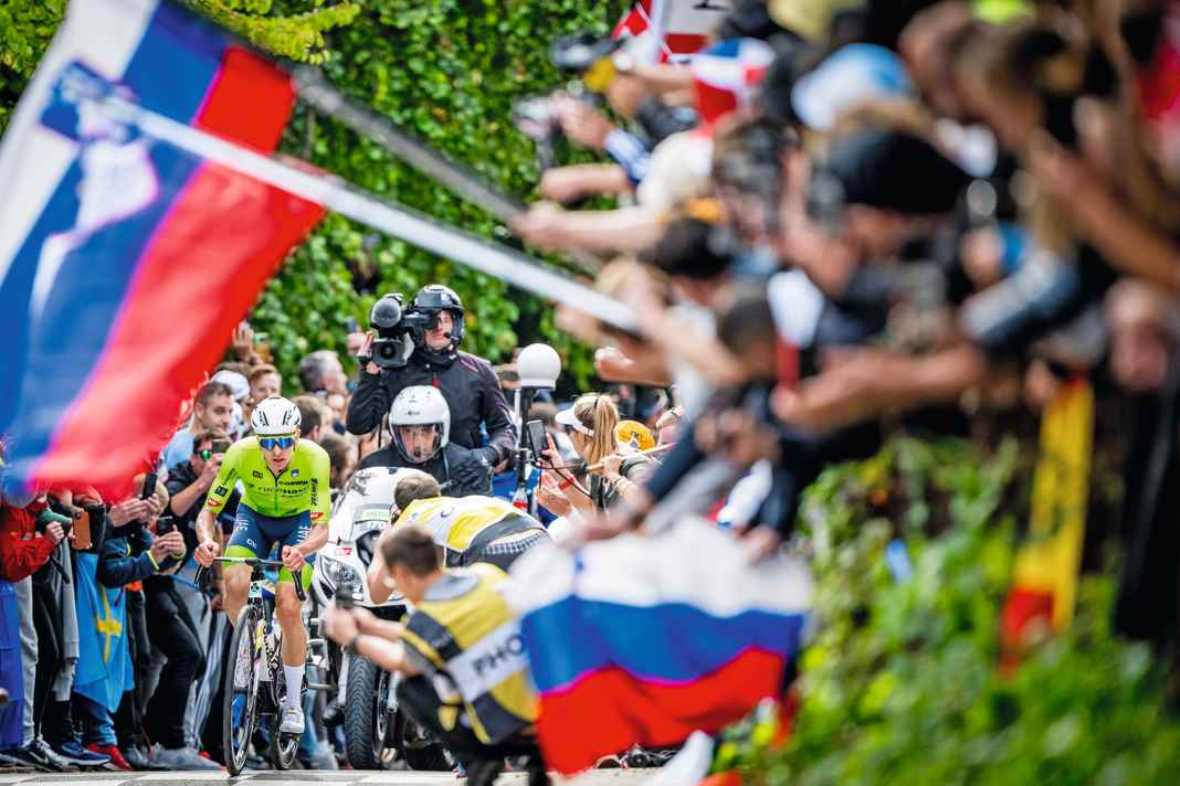 Irres Solo: Der Slowene Tadej Pogacar machte sich hundert Kilometer vor dem Ziel alleine auf und davon – frenetisch bejubelt von Tausenden Radsport-Fans.