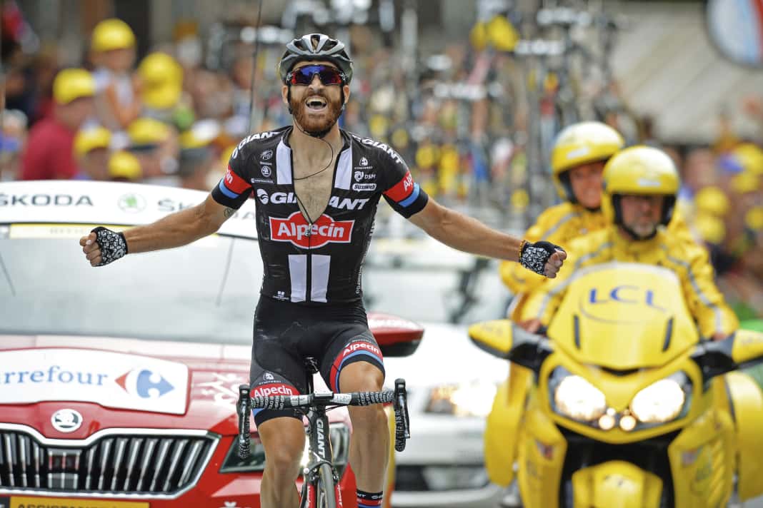 Simon Geschke jubelt nach seinem Solo auf der 17. Etappe der Tour de France 2015. Als Ersatzmann im Team eingesprungen, feiert er auf einer schweren Alpenetappe seinen größten Triumph