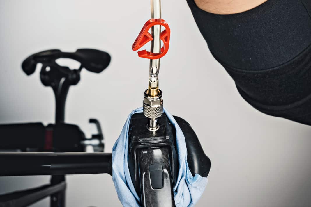 Empty of air: Small air bubbles rise to the top of the brake fluid. If no more are visible, bleeding was successful.