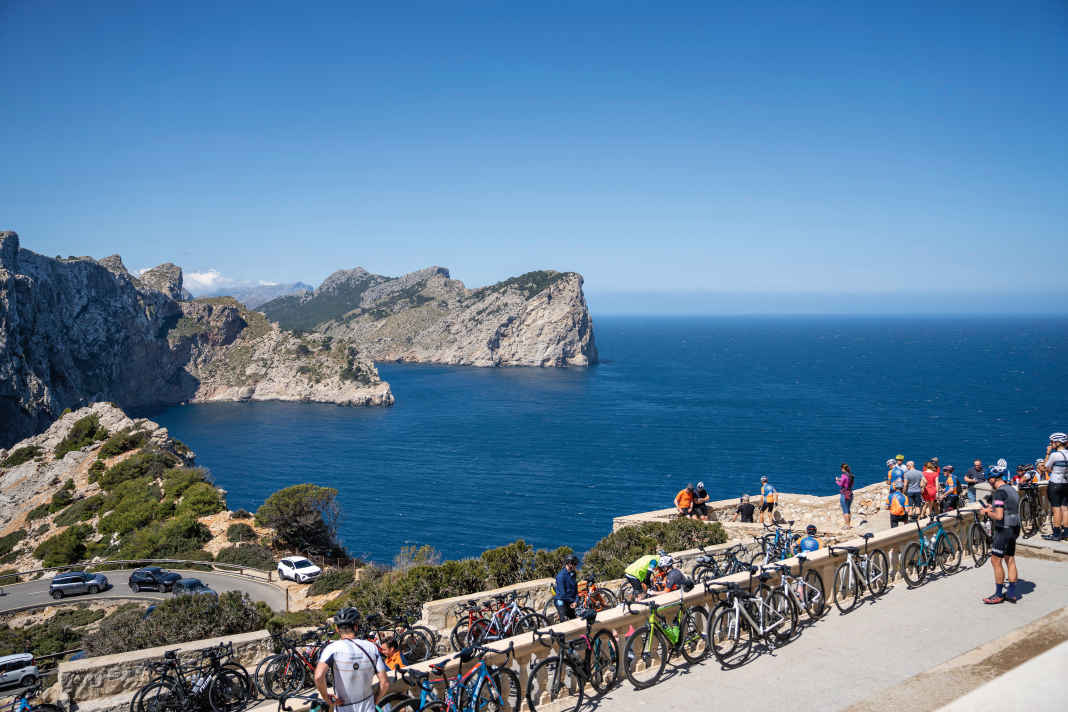 Point de rencontre : des foules de cyclistes de course se rassemblent au Cap Formentor.