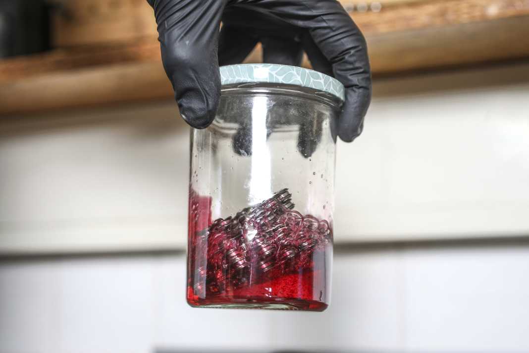 Un dégraissage minutieux est le paramètre le plus important pour l'adhérence et la durabilité ultérieures du fartage, mais aussi pour le kilométrage réalisable.