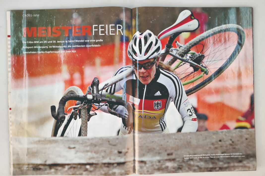 Le reportage sur les championnats du monde de cross à St Wedel en 2005 s'ouvre sur une photo double page de Hanka Kupfernagel - à l'époque l'un des visages les plus connus du cyclisme féminin en Allemagne.