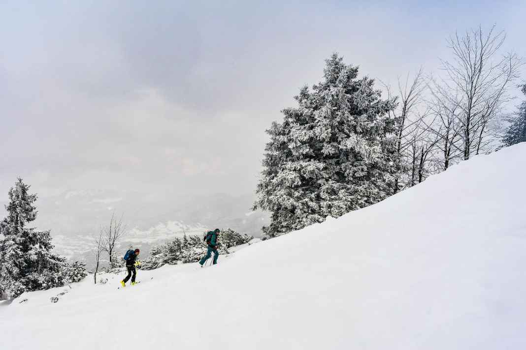Gemischtes Doppel: Antonia Niedermaier (rechts) und TOUR-Reporter Andreas Kublik beim Interviewtermin auf Ski.