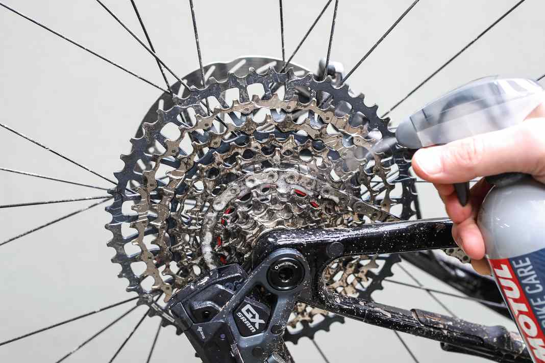 Commençons par l'entraînement. Vaporiser toutes les pièces de l'entraînement avec un nettoyant bio pour chaînes, puis laisser agir brièvement.