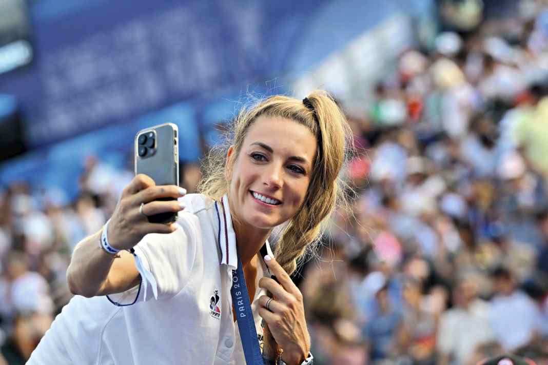 Schönes Souvenir: Pauline Ferrand-Prévot bei der letzten Tätigkeit als Mountainbikerin. Nach dem Selfie als Olympiasiegerin wechselte sie zurück in den Straßenradsport