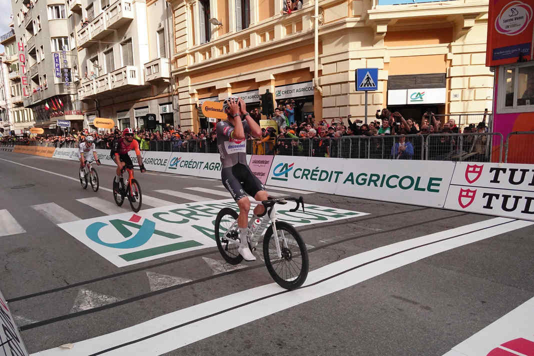 In einem magistralen Sprint ringt Mathieu van der Poel Filippo Ganna und Weltmeister Tadej Pogačar nieder und ist ergriffen