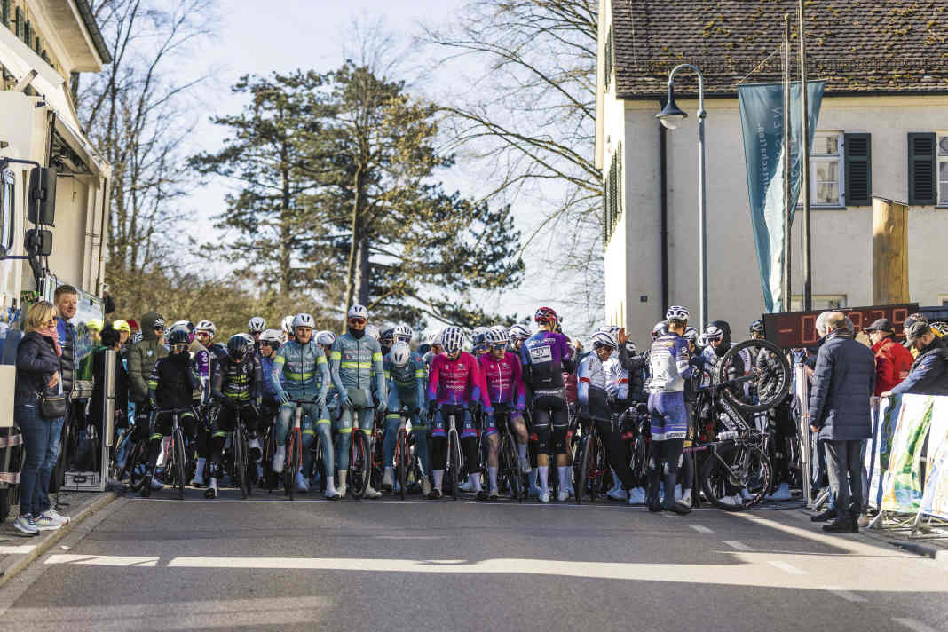 Position de départ - Sur la rue principale de Zusmarshausen, l'élite est prête pour la course