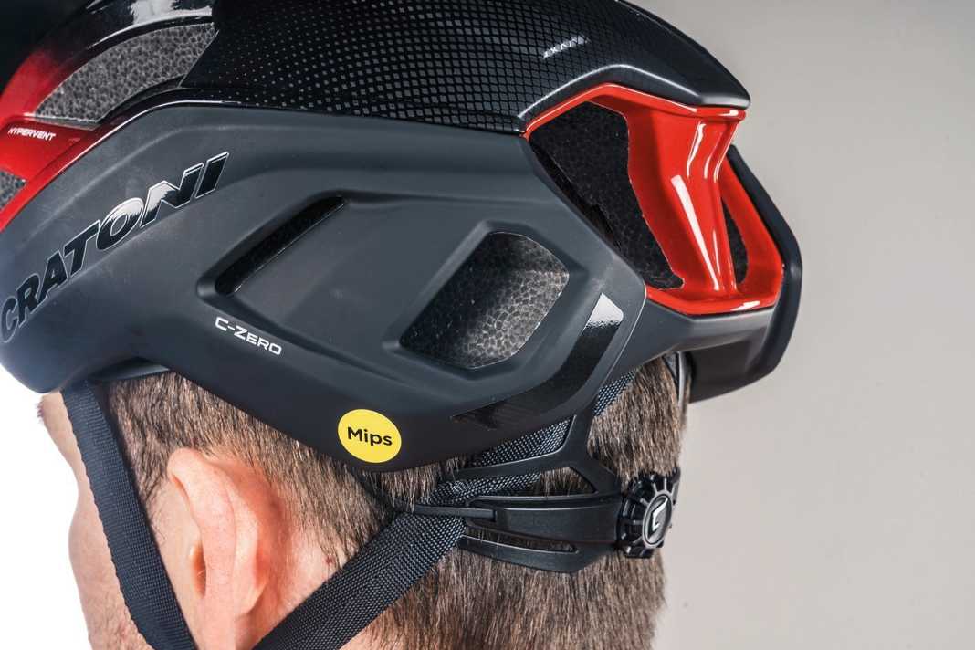 The top model from Cratoni is top quality. The large air outlets at the side and rear are characteristic.