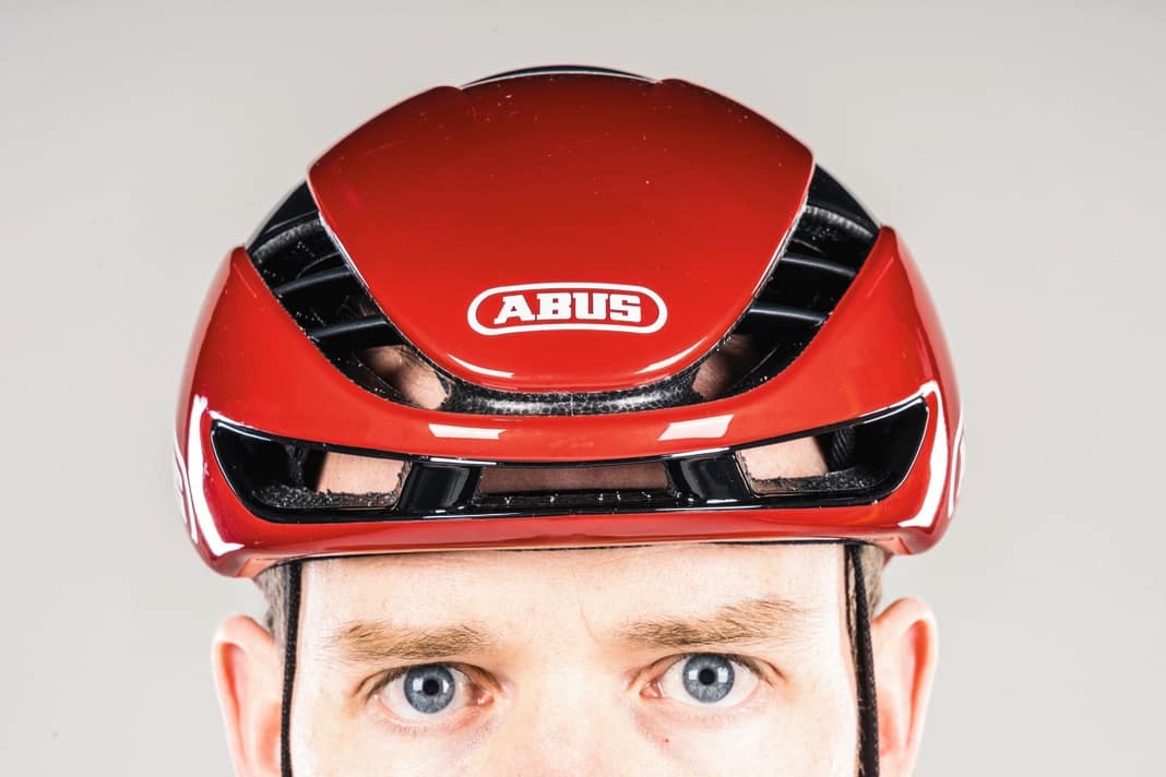 Despite the helmet shell being closed at the top, the reduced air channels provide effective cooling over the entire head.