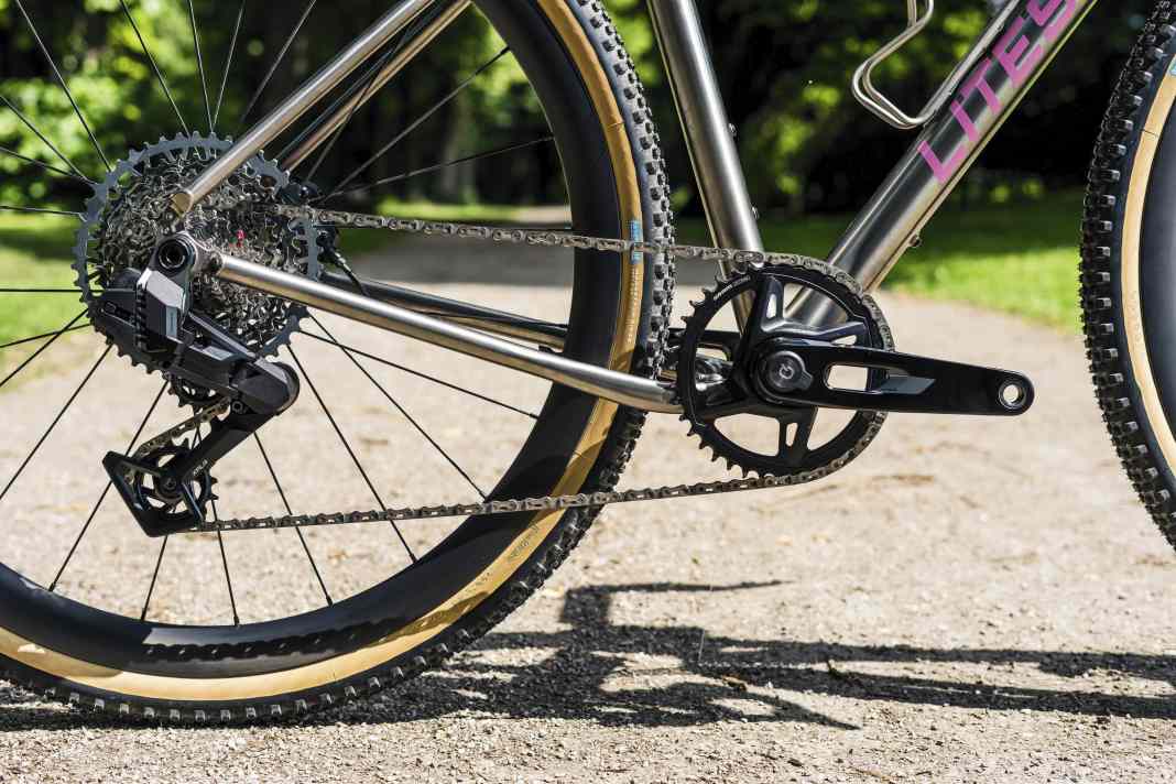 Unique - striking crank, massive rear derailleur, huge sprockets