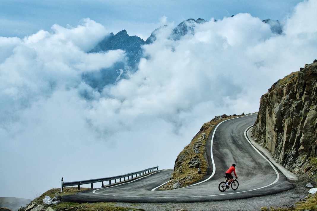 Le gros morceau : Étroit et boisé dans la partie inférieure, rude et exposé en direction du col : Le col de Gavia vu du sud.