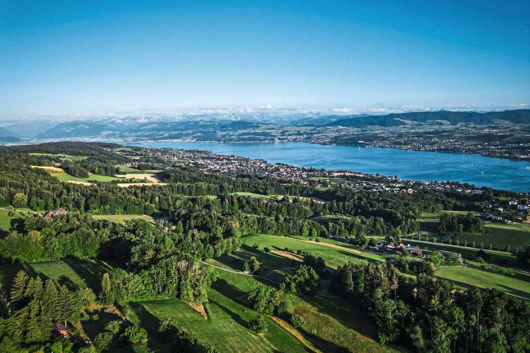 Dream landscape: Green hills and a view of Lake Zurich - the route of the Tortour Myself is varied.