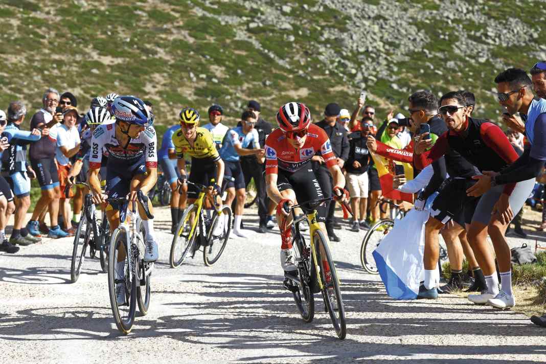 Back on track: After a difficult few days, Jonas Vingegaard puts in another successful attack at the Bola del Mundo. Jai Hindley can only look on.