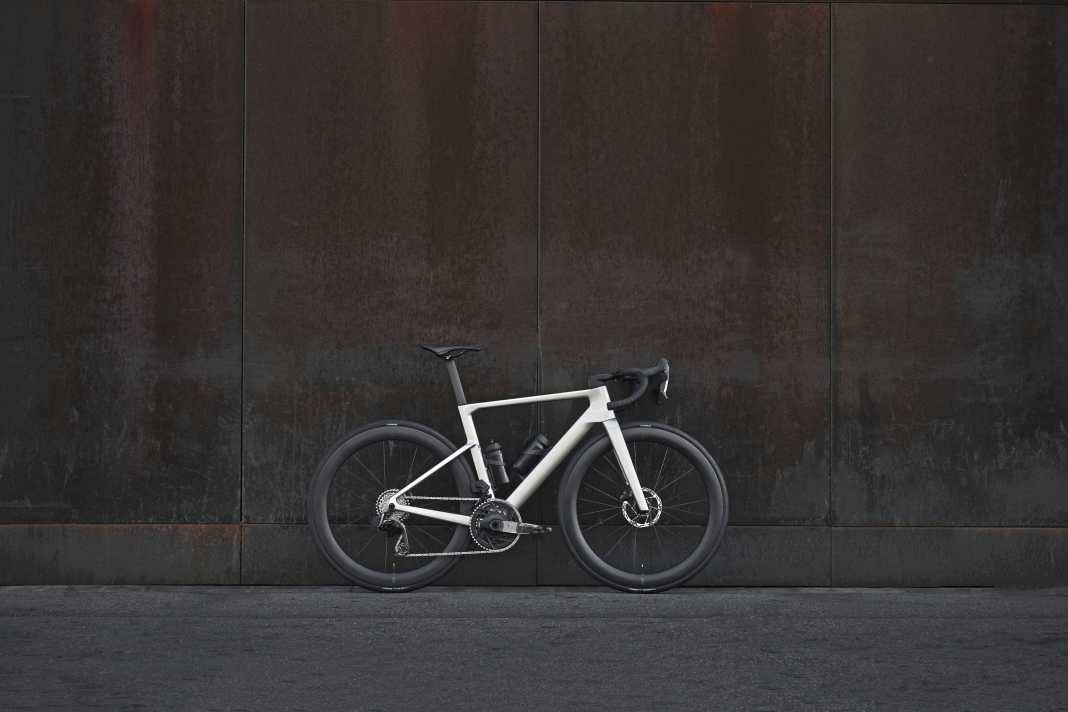 Le Rose Shave FFX est un vélo de course aérodynamique et léger.