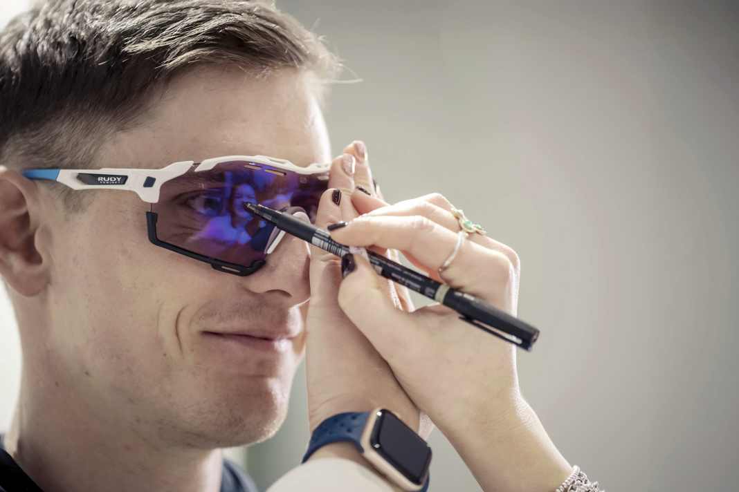 Matej Mohoric beim Anpassen seiner korrigierten Radbrillen