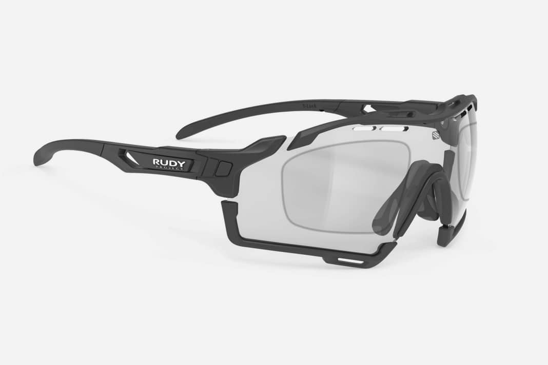 The special feature of this model is the manufacturing process in which the visor, including the correction area, is milled from the solid material in a single process. Previously, only two separate lenses could be glazed directly. With the large lens, the goggles offer particularly good wind protection and the correction is barely noticeable.
