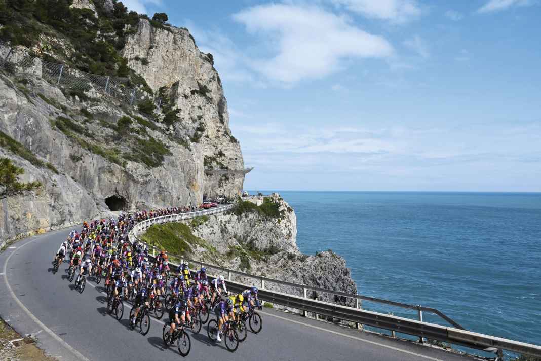 Milan-San Remo ouvre la saison des célèbres classiques de printemps et est le premier des cinq monuments du cyclisme. L'image suivante illustre bien pourquoi la course est souvent qualifiée de "course au printemps".