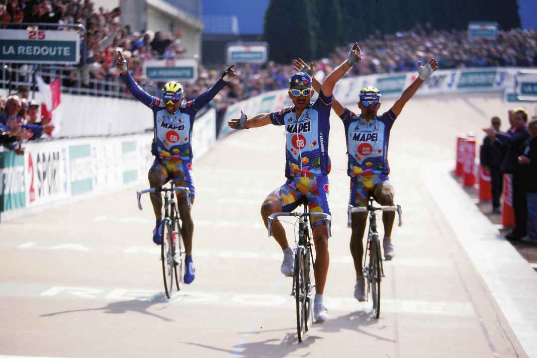 Dreifach überlegen: 1996 inszenierten Andrea Tafi, Johann ­Museeuw und Gianluca Bortolami (von links) das bunte Mapei-Trikot auf der Radrennbahn in Roubaix flächendeckend