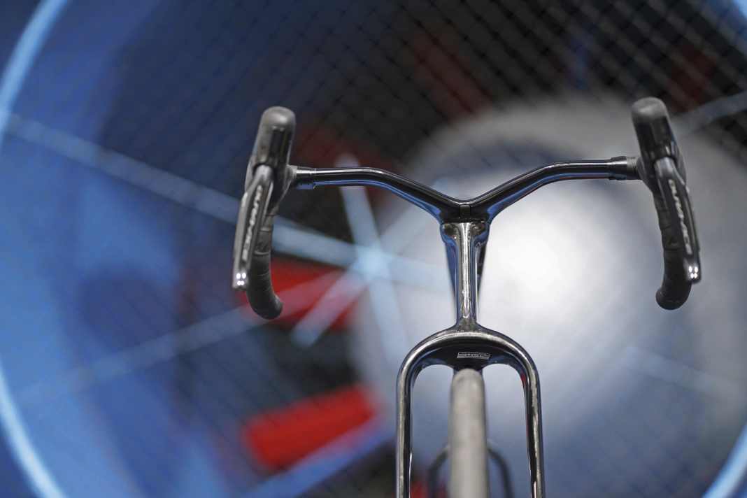 Les vélos de course les plus performants sur le plan aérodynamique arborent de plus en plus souvent des formes audacieuses, comme ici le Factor One