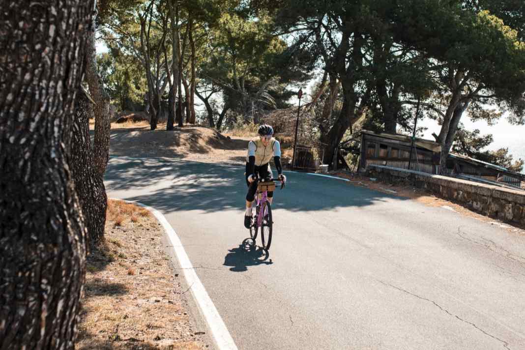 Point clé : 364 jours par an, la montée vers Cipressa est une petite route isolée qui garantit des vues fantastiques sur la mer.