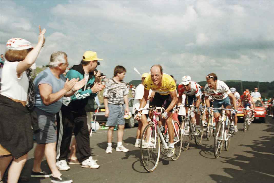 Magenta in Gelb: Bjarne Riis, Tour-Sieger 1996, während der 13. Etappe nach ­Super Besse-Sancy, am Hinterrad sein Vorgänger Miguel Indurain