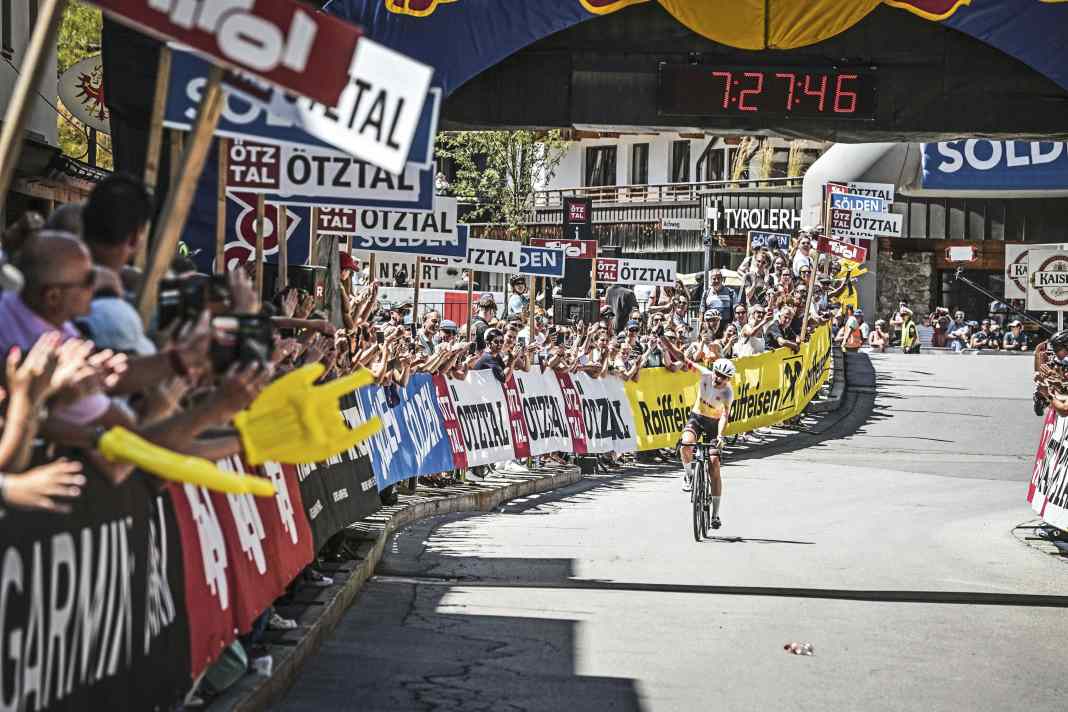 Émue : après sa première victoire au marathon cycliste de l'Ötztal 2023, Janine Meyer savoure les acclamations des spectateurs à l'arrivée