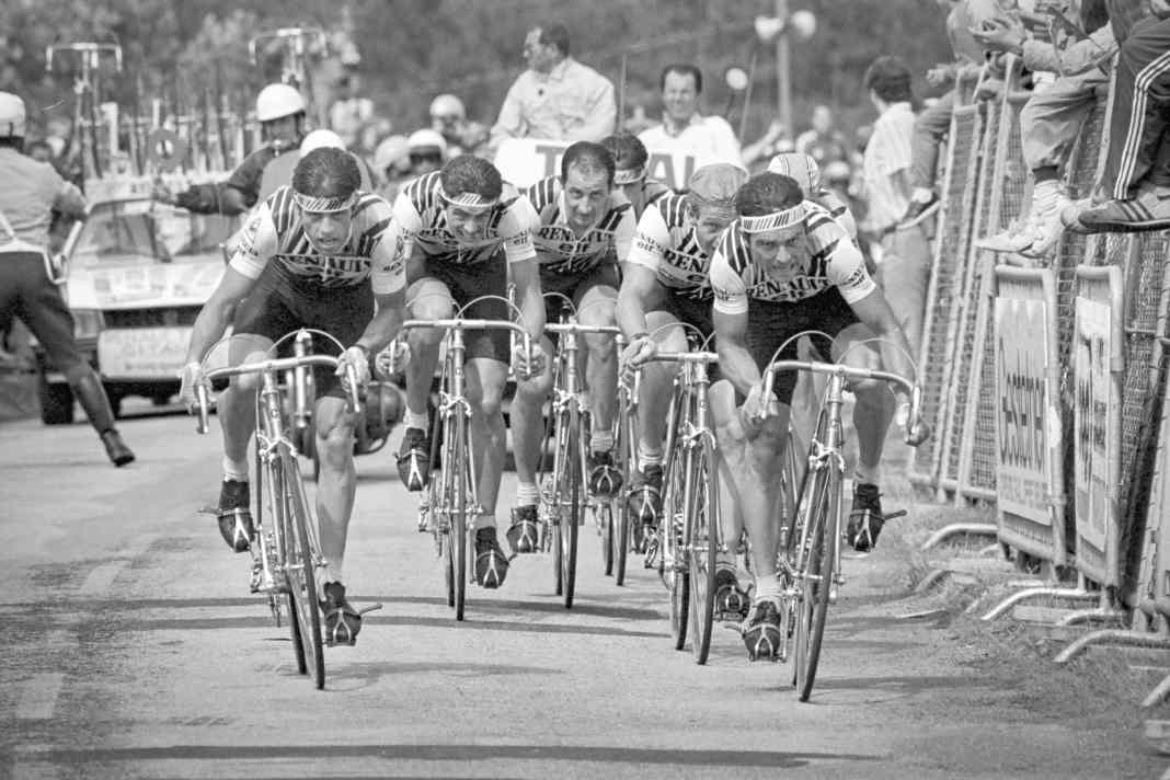 Schnellzug unter Volldampf: Team Renault mit Bernard Hinault (ganz rechts) beim Mannschaftszeitfahren der Tour de France 1982