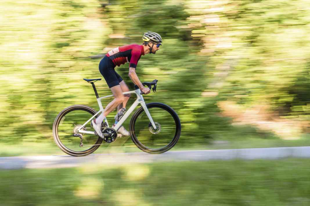 A sporty look with a comfortable riding position: the new Scott Addict 30