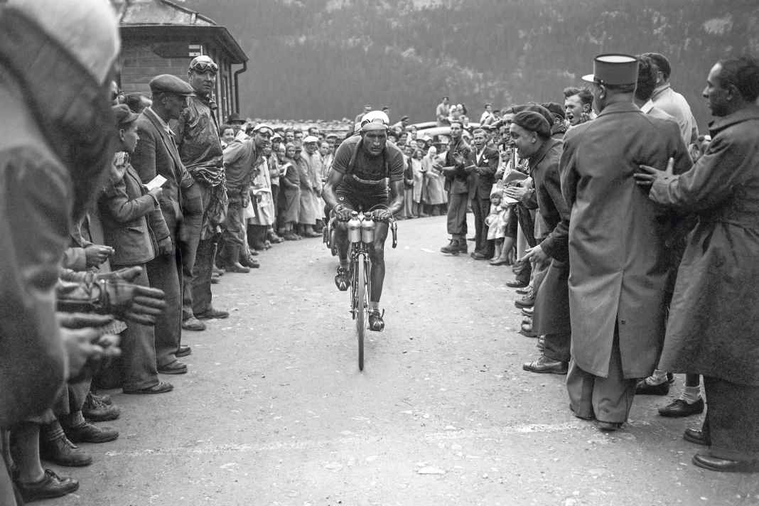 Wiederholung beim Neubeginn: Gino Bartali gewann 1948 die zweite Nachkriegs-Tour. Zehn Jahre zuvor hatte er zum ersten Mal ­gewonnen – der Abstand ist bis heute ein Rekord
