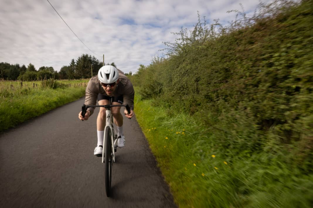 Specialized a donné une mise à jour importante à l'un des meilleurs vélos de course du monde : Le nouveau Tarmac SL8 est censé être plus rapide, plus léger, plus rigide et plus confortable que son prédécesseur, qui avait déjà obtenu la meilleure note de 1,4 lors du test TOUR. Nous avons déjà pu tester le modèle haut de gamme dans les environs de Glasgow.