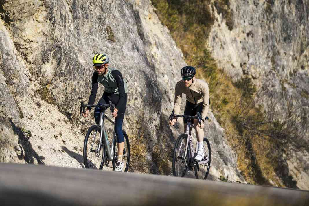 Shimano 105 Di2 or SRAM RIval AXS: The affordable electric drivetrains vie for customers in the mid-range segment