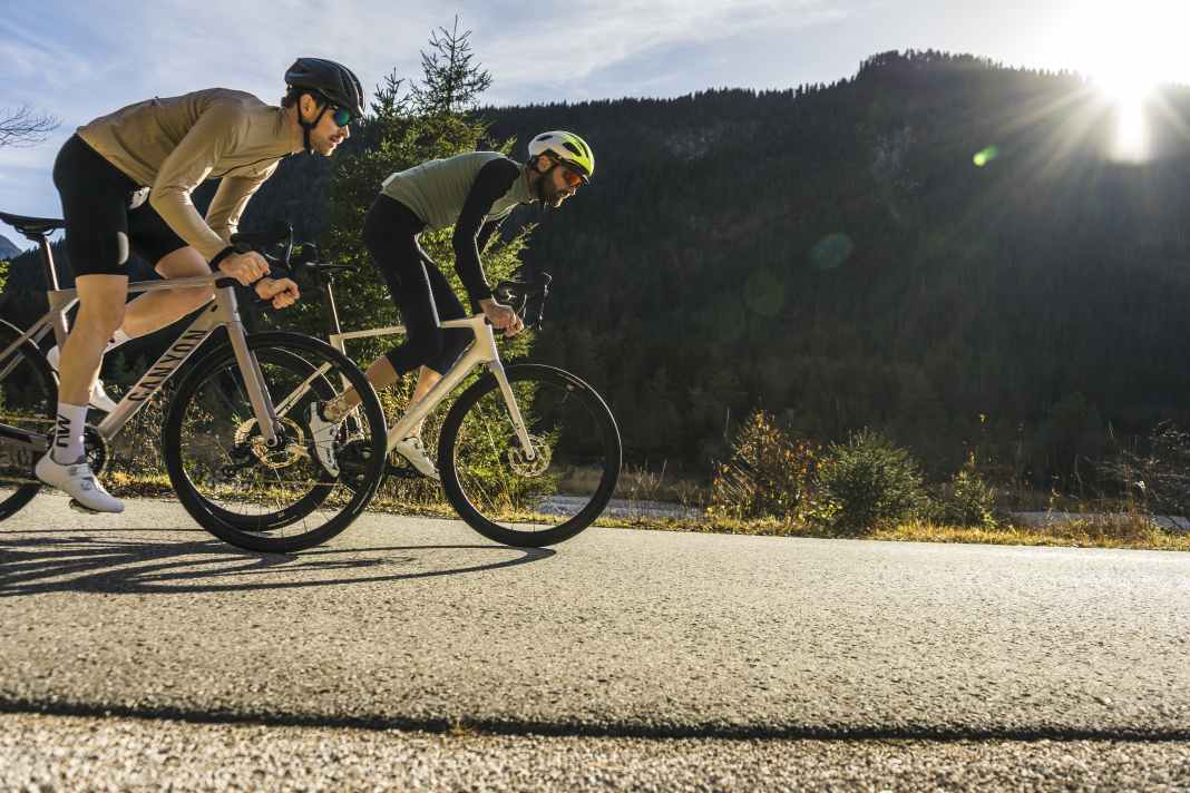 Shimano 105 Di2 or SRAM RIval AXS: The affordable electric drivetrains vie for customers in the mid-range segment
