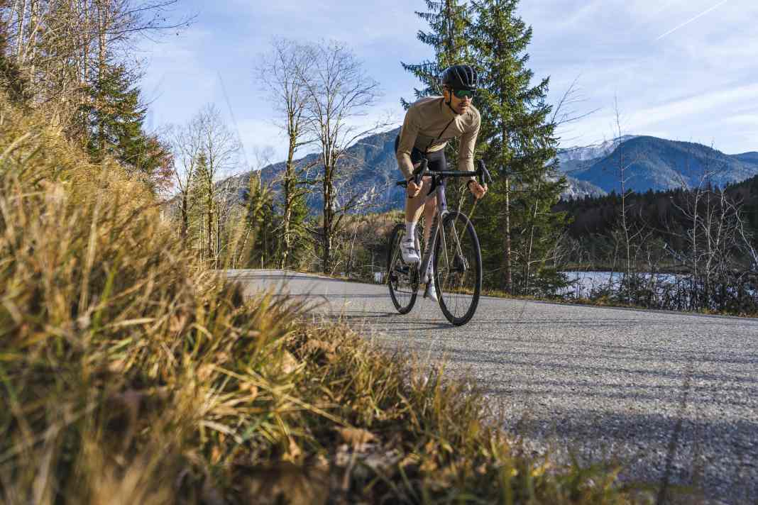 Pour 2699 euros, le Canyon Endurace CF 7 est l'un des vélos les moins chers avec transmission SRAM AXS.