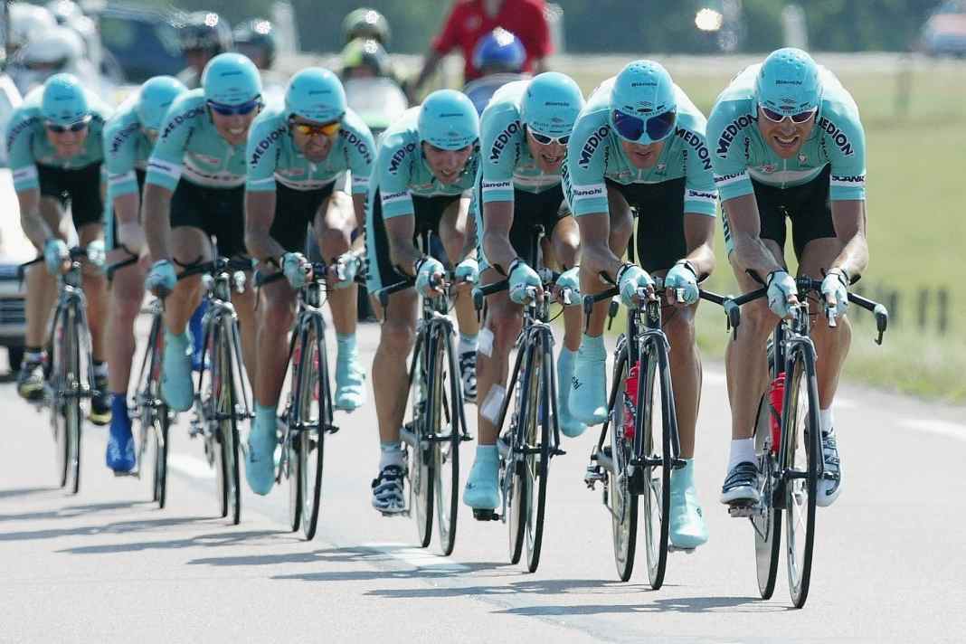 Das Team Bianchi beim Mannschaftszeitfahren der Tour de France 2003.