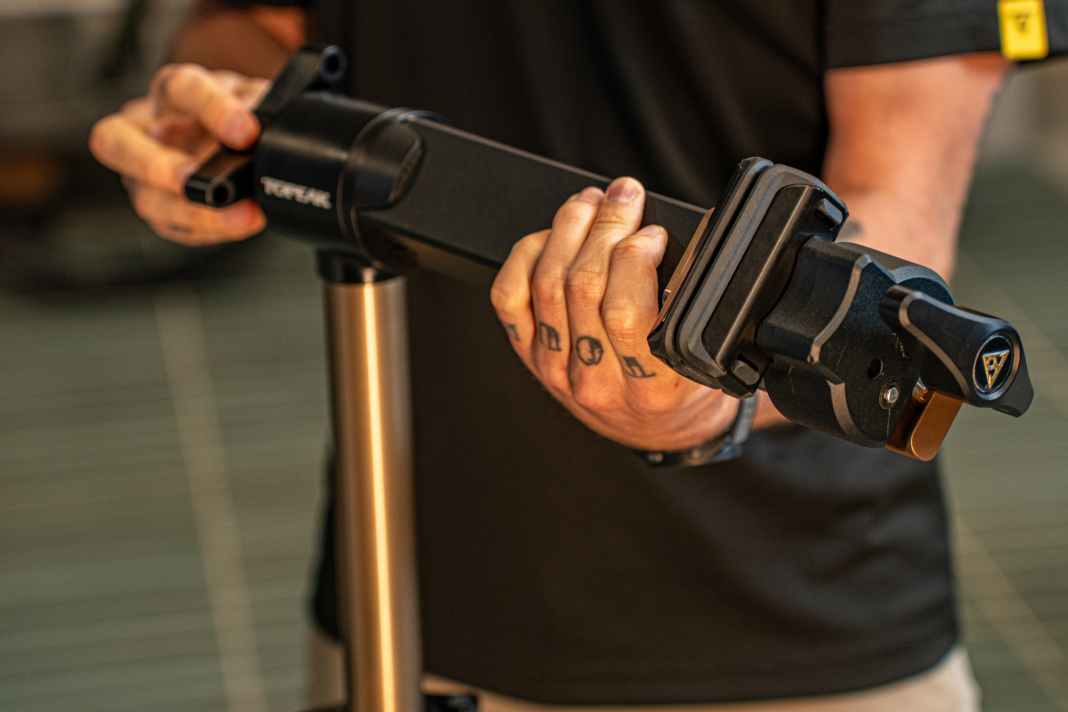 Praktisches Extra: Die integrierte Magnethalterung ist direkt im Montagearm integriert. Der Montagearm selbst ist um 360 Grad drehbar.